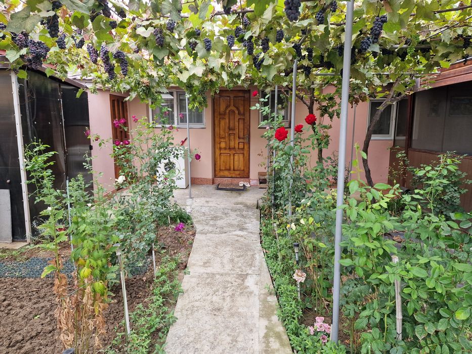 Închiriez garsonieră la curte, corp separat.