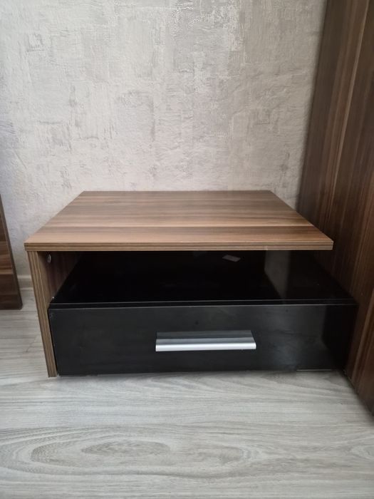 Продавам чисто нова спалня с две нощни шкафчета.