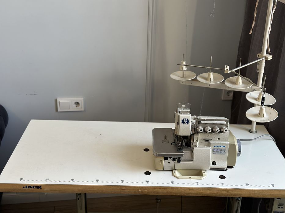 Продам оверлок Jack