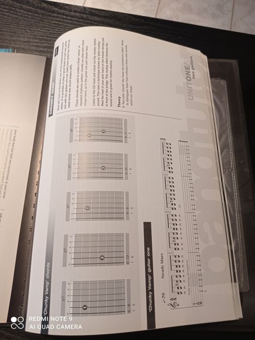 Lot două cărți: "Biblia unei trupe muzicale"+"Învăța singur chitara"