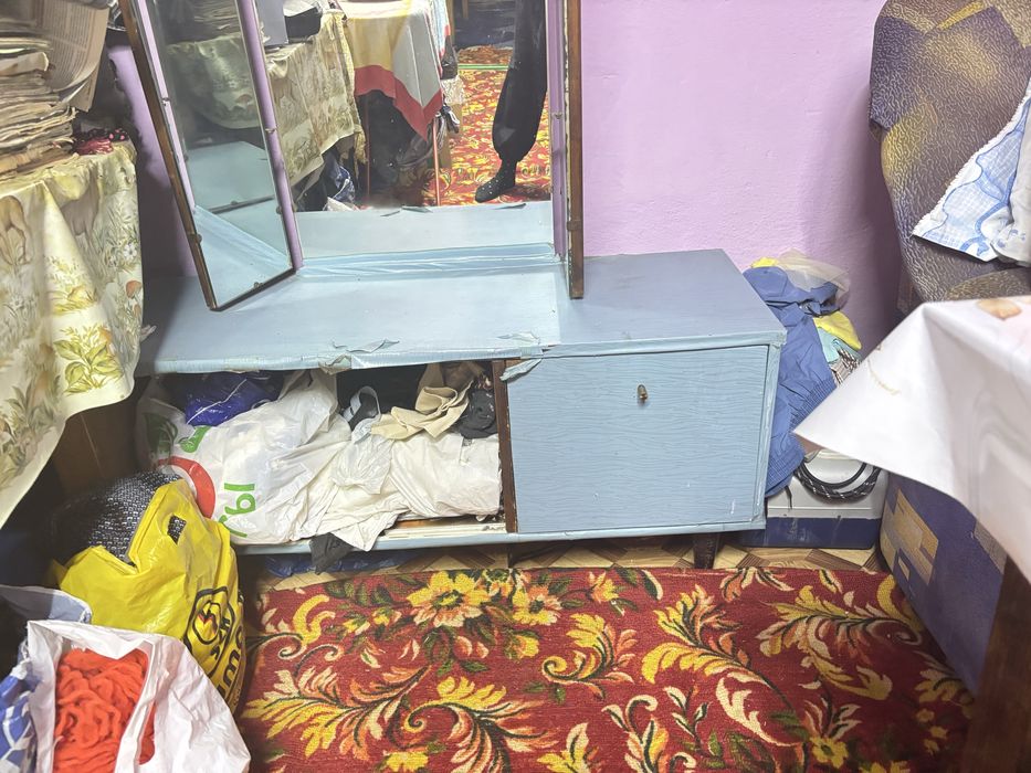 Отдам зеркало с полкой