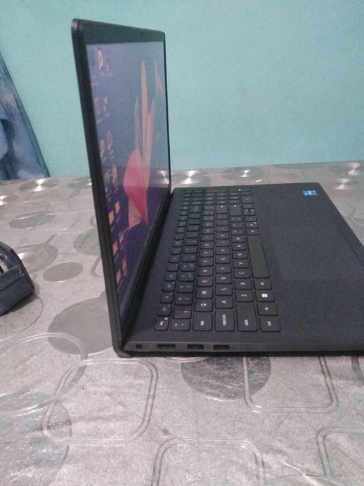 DELL VOSTRO 15 3510 Intel core i3