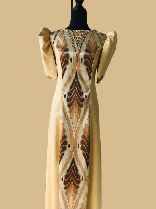 Нарядное платье ручной работы с восточным узором и декором