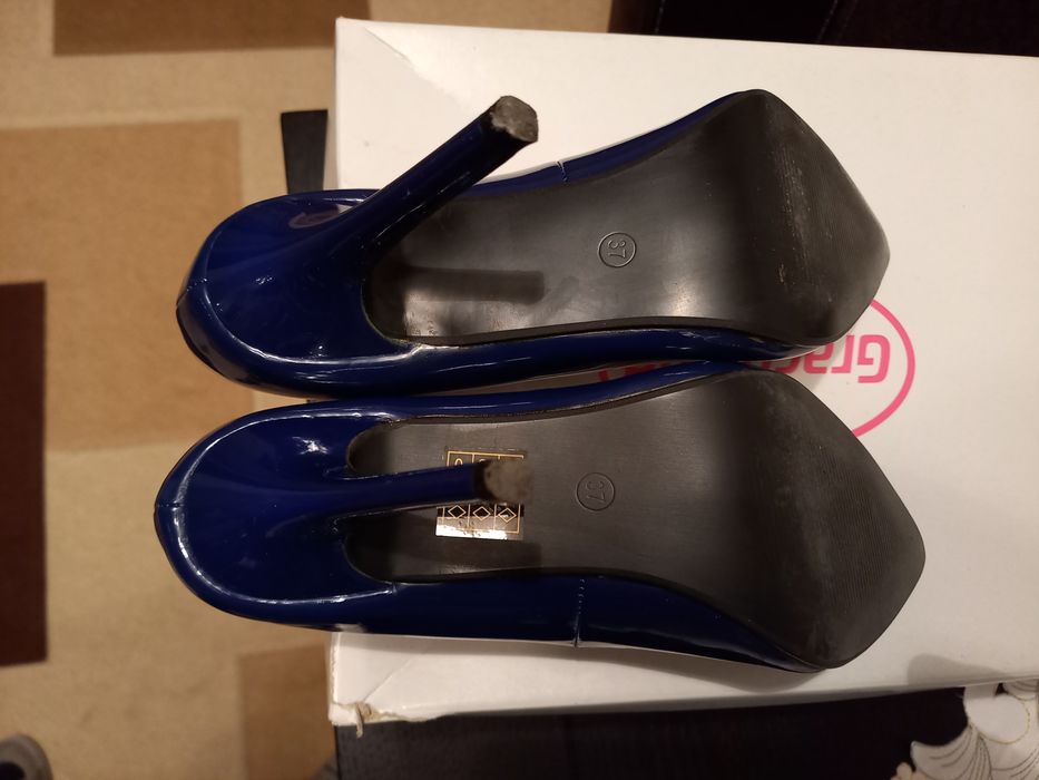 Pantofi cu toc,marimea 37.Pret.30 lei.