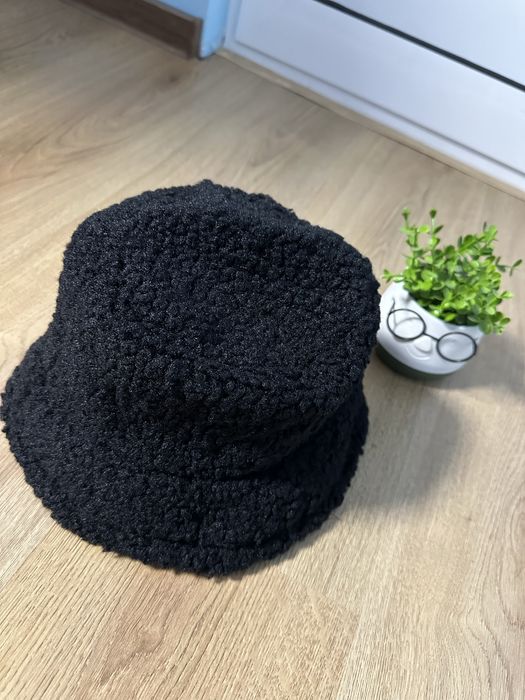 Дамска черна шапка (мекичка)