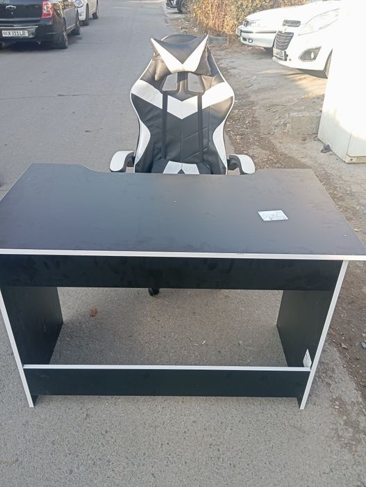 Срочно продаю кресло и стол комплект в идеальном состоянии