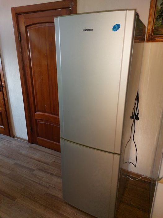 Холодильник Самсунг срочно. Рабочий
