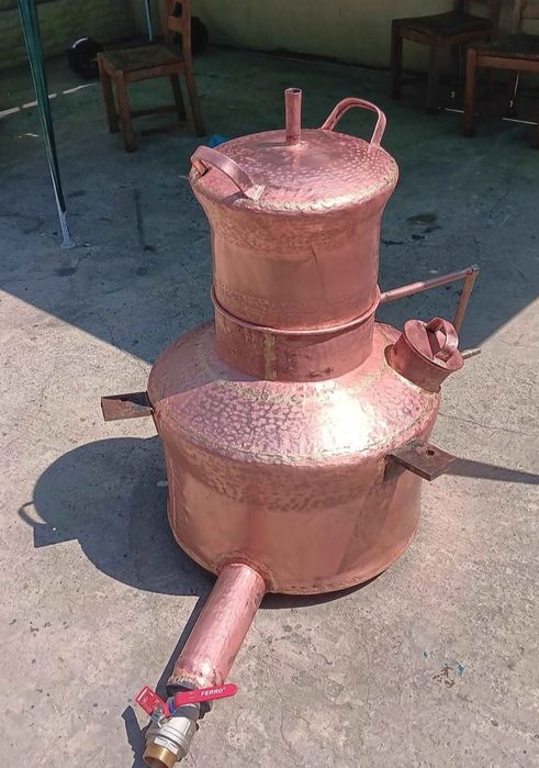 vând Am pe stoc următoarele dimensiuni de cazane de țuică 100 litri 120 litri 140 litri 160 litri 180 litri cazanul are teva
