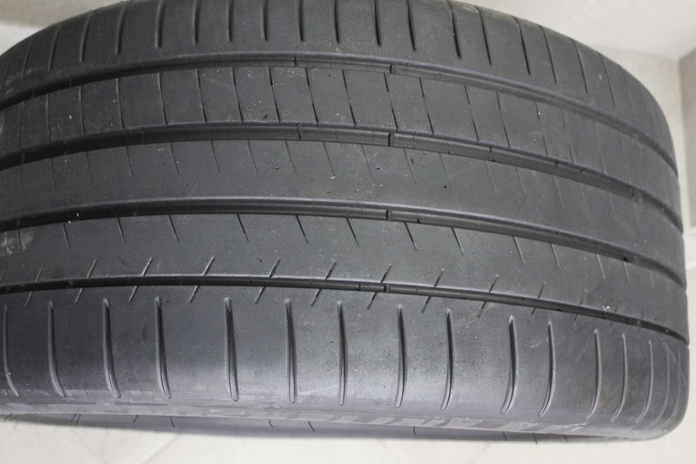 305/35-22 Michelin