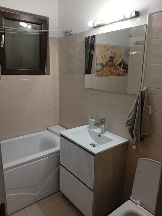 Închiriez ap 3/4 camere + curte proprie+parcare+ foișor direct proprietar