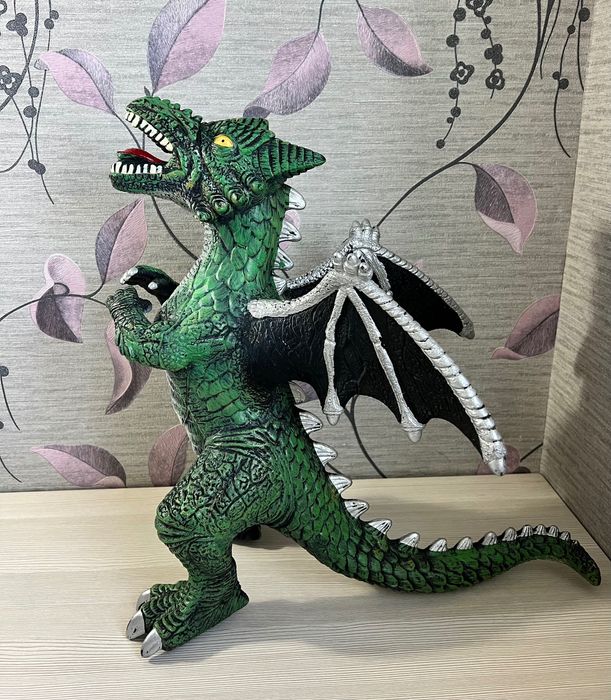 Красивая игрушка Динозавр