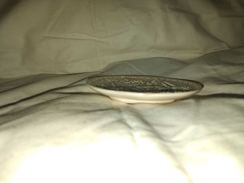 Продавам декоративна чинийка.