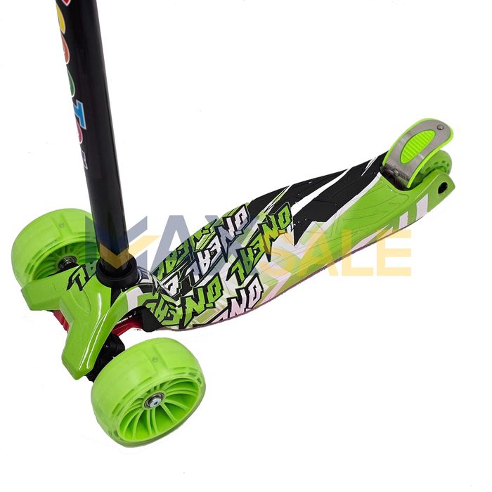 Триколка детска тротинетка с 3 светещи колела зелено многоцветно