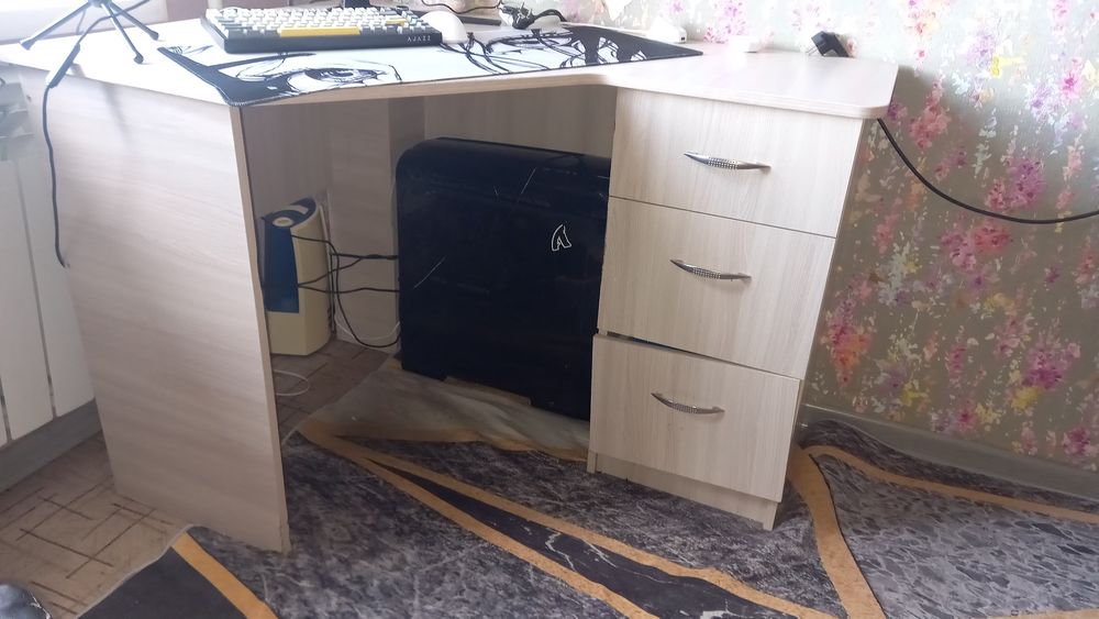 Продам угловой стол