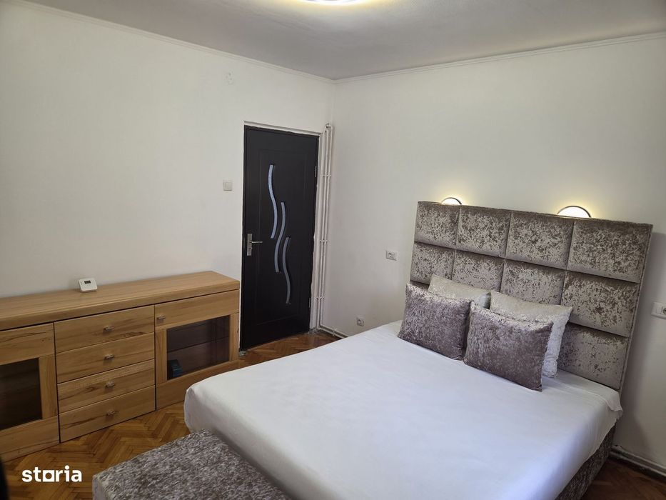 Proprietar/Apartament 3 camere,zona Piata Garii,etaj 4.