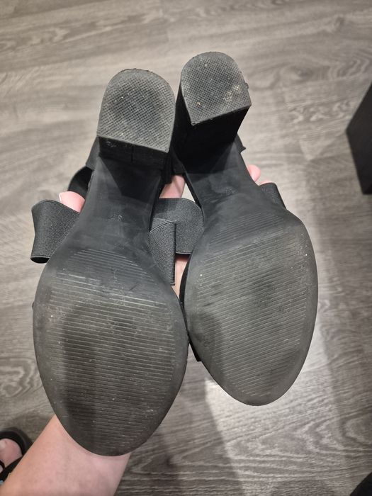 Обувки на висок ток HM