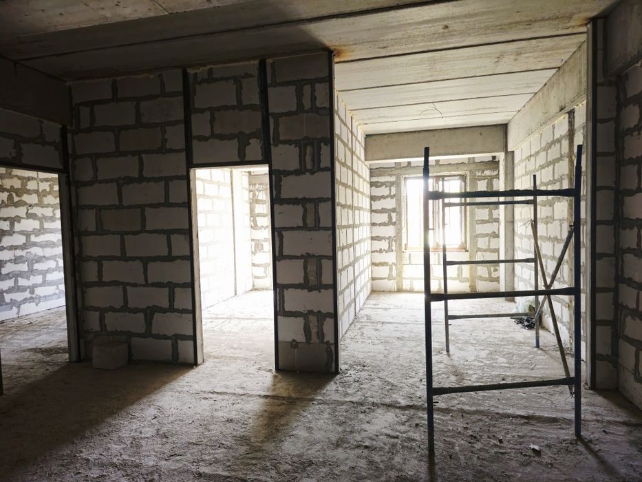 Янги курилган домда квартира сотилади!