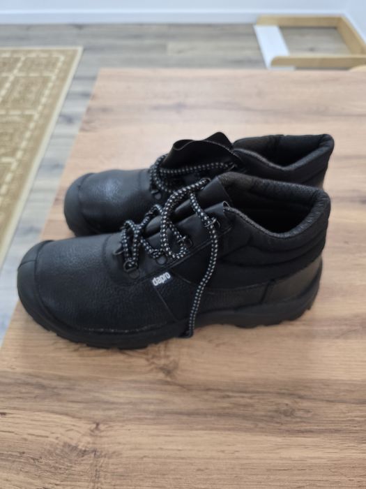 Продам рабочие сефти ботинки.