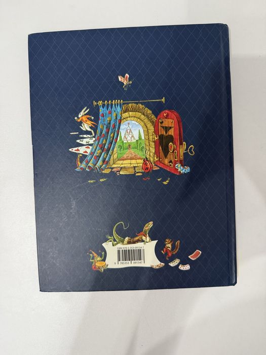 Книга "Алиса в стране чудес"