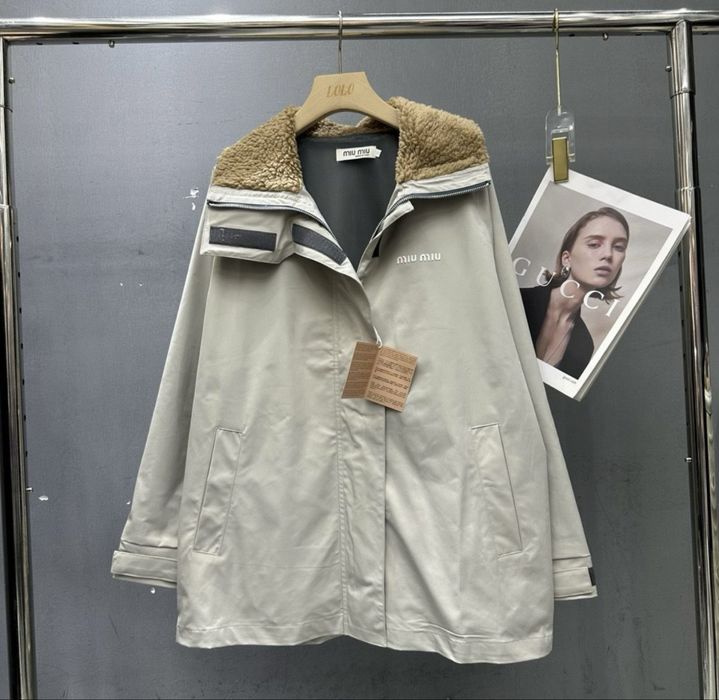 Стильная ветровка в стиле Miu Miu с меховым воротником (новая)