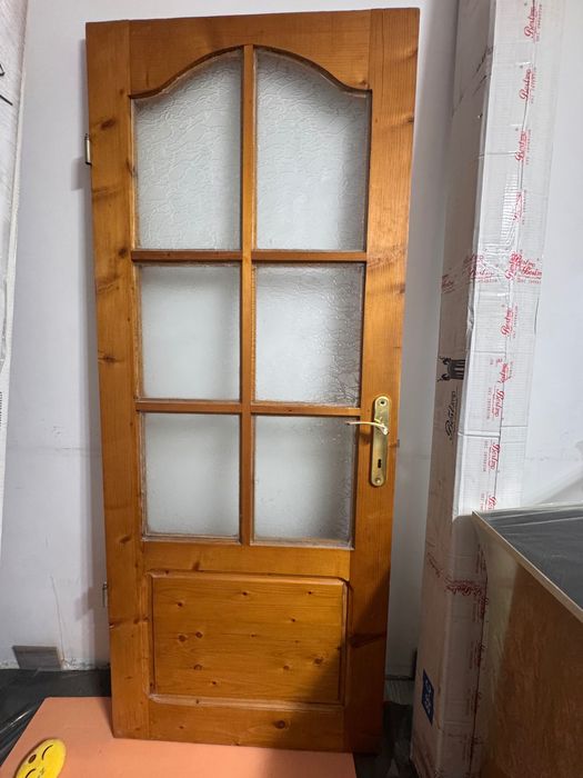 Usi interior lemn lacuit cu toc si broasca