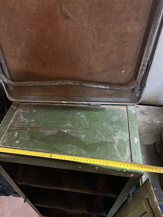 Vind bicicleta si canistre de metal si dulap de fier