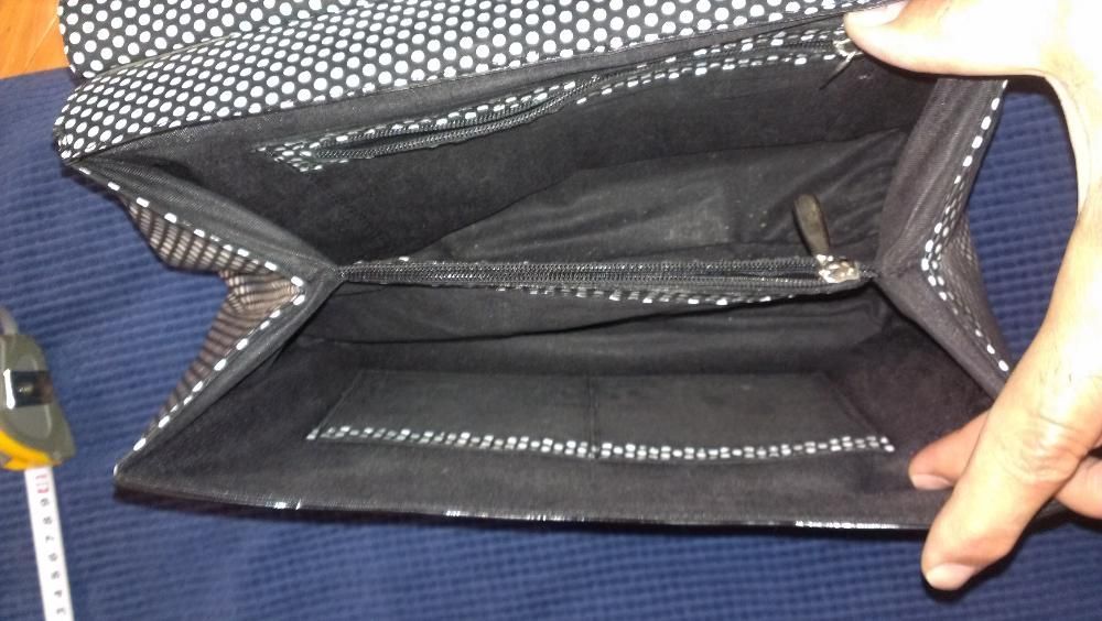 Дамска кожена чанта на черни и бели точки