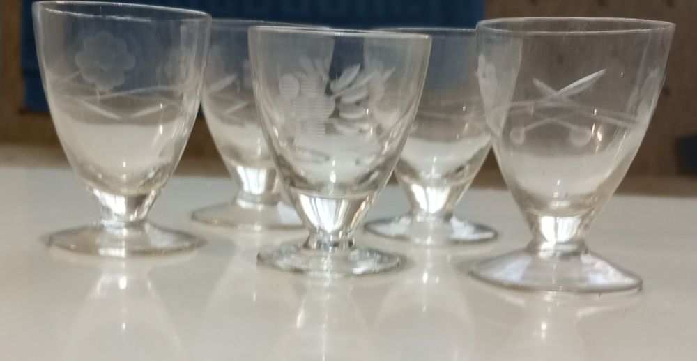 Много малки чашки