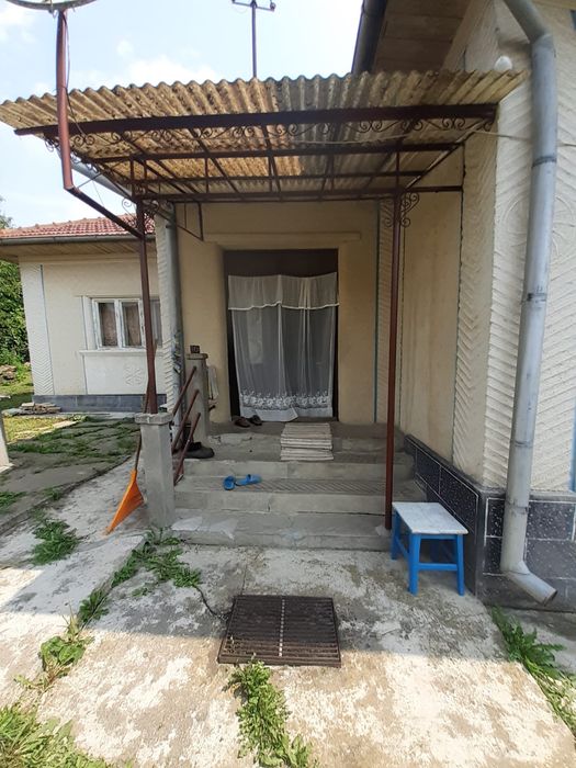Vanzare casa cu anexe si teren