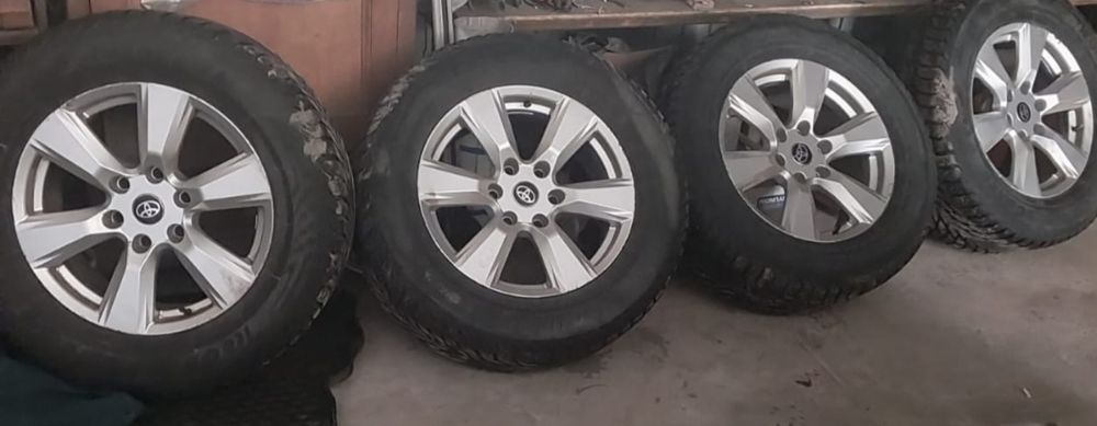 Продам диски с резиной зимнии на Тойоту Прадо