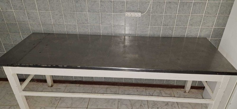 Разделочный стол из нержавейки.