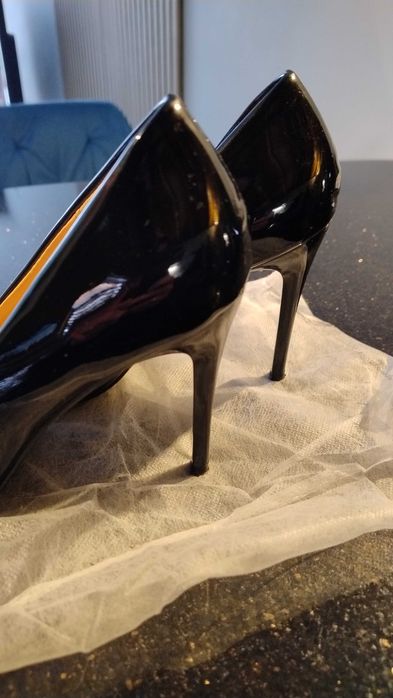 Дамски черни лачени обувки