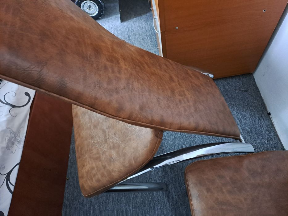 Scaune din piele artificiala