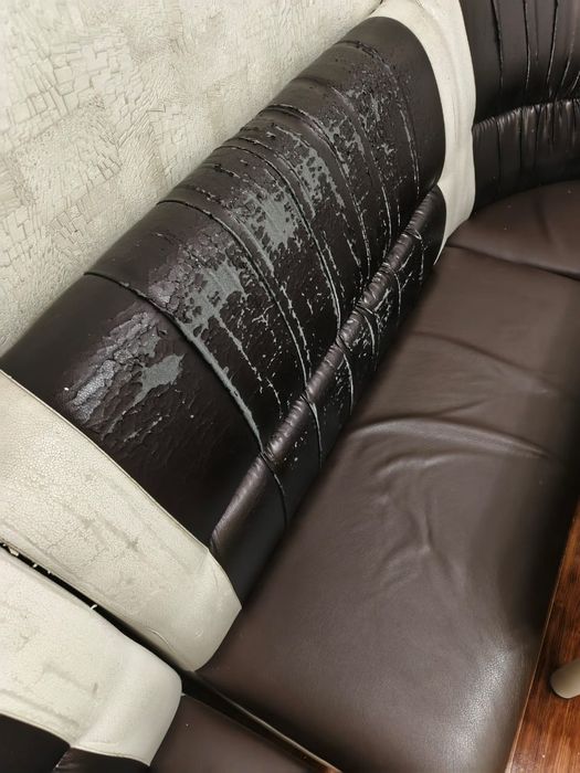 Кухонная зона стол+диван