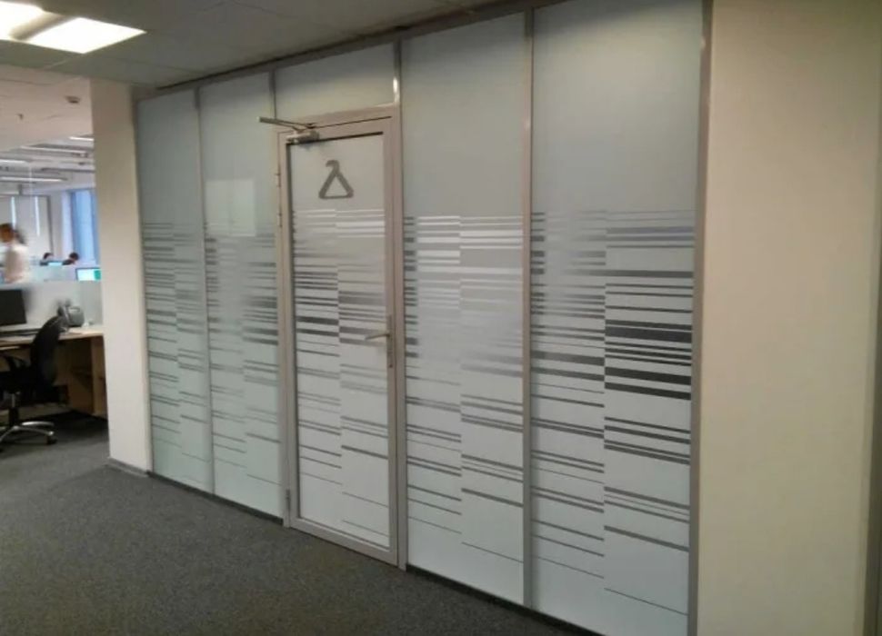 Оклейка стёкол, окон, перегородок матовой и смарт плёнкой.