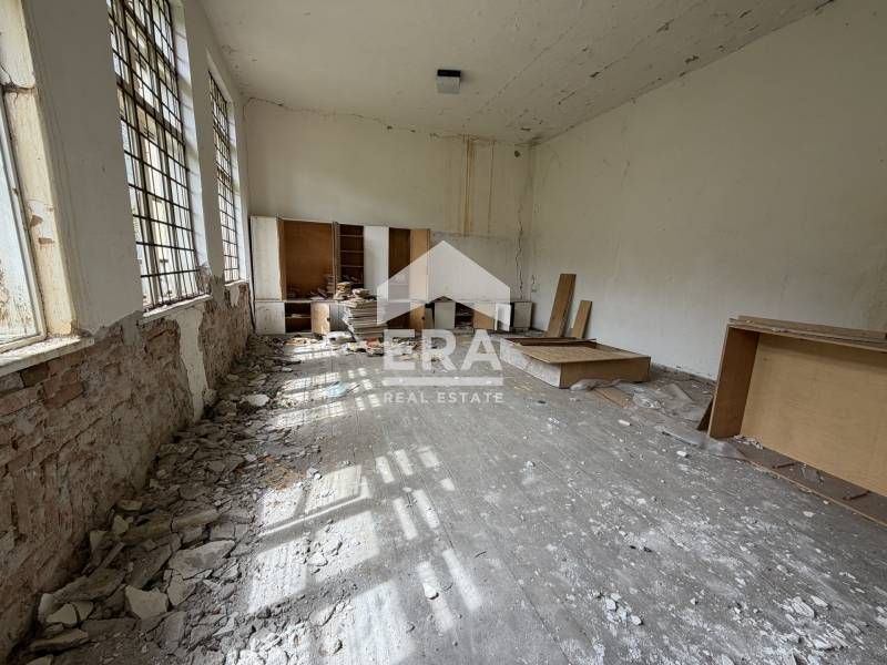 Поземлен имот със сграда в гр.Троян