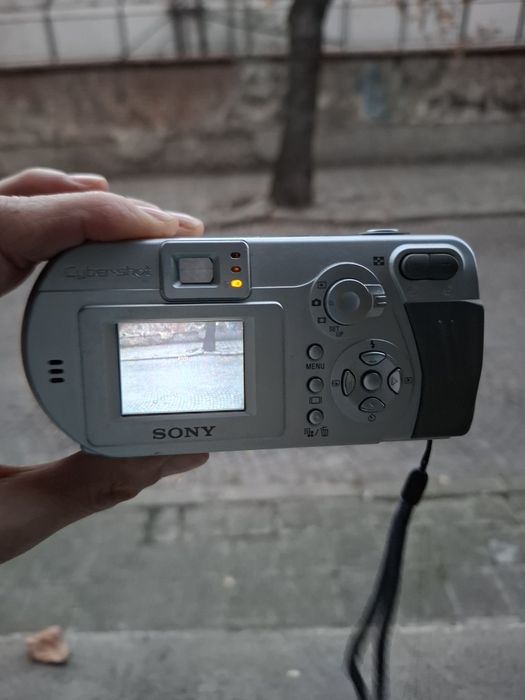 Компактен дигитален фотоапарат Sony Cybershot P52
