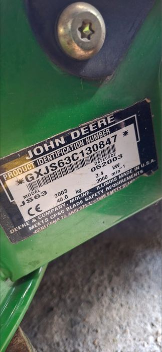 Mașină de tuns gazon John Deere model JS63 cu tractiune