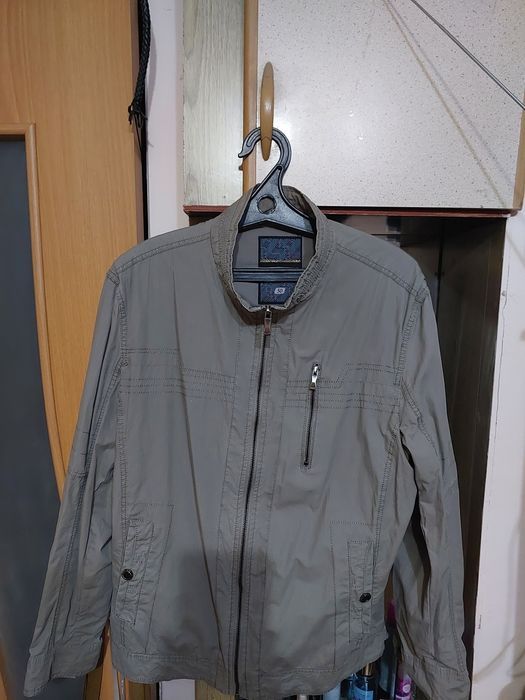 Продам хб мужскую ветровку 50 размер. Цена 7000 тенге. Небольшой то