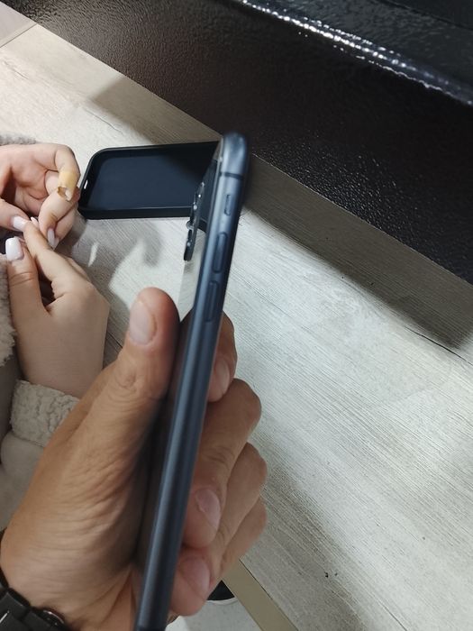 Продам айфон 11,