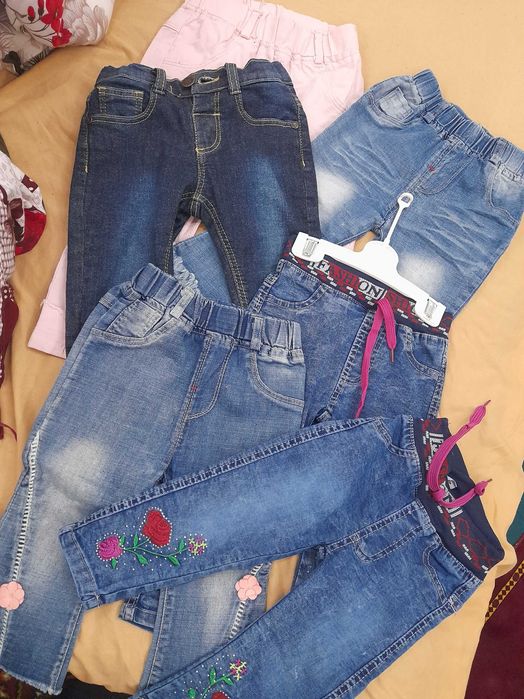 Bolalar kiyimlari soataman narhlari keliwiladi.tozza ozoda kiyilgan