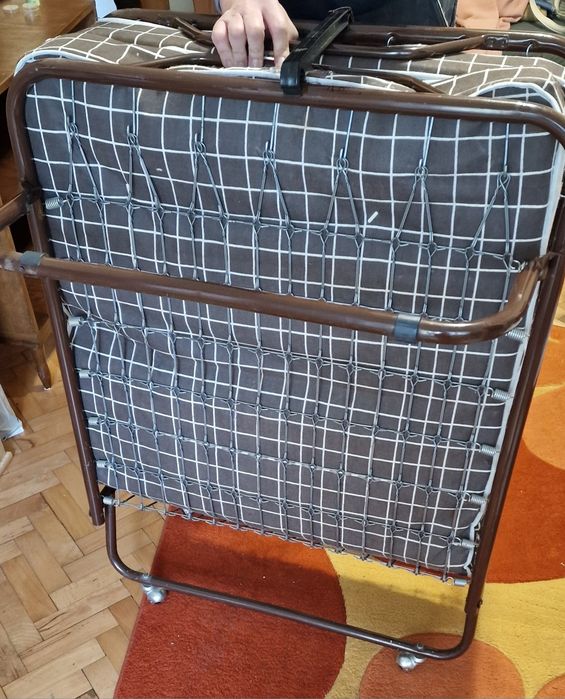 Pat pliant cu saltea inclusă