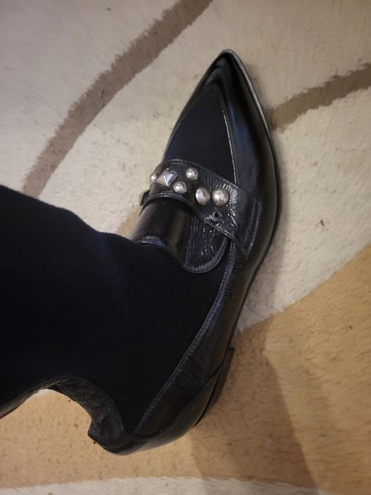 Дамски боти с лак и плат.