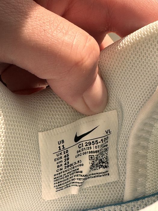 Кроссовки Nike продам новые