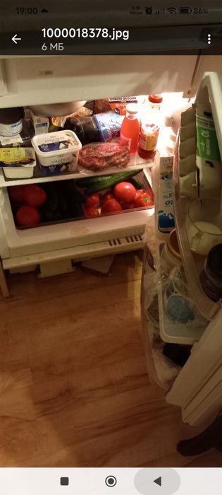 Хладилник за вграждане Уиърпул работещ с малка камера.