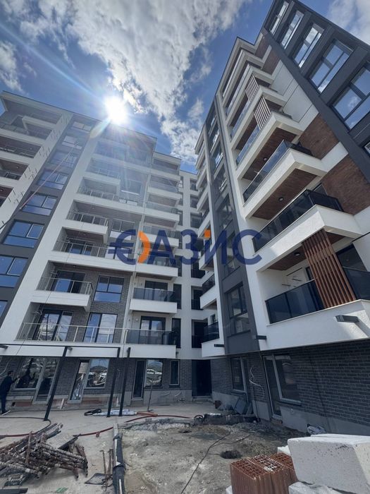 Апартамент с 2 спални и двор (21,5 кв.м) в „Lazur Residence“, м.