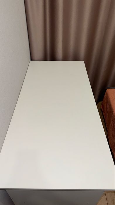 Белый письменный рабочий стол