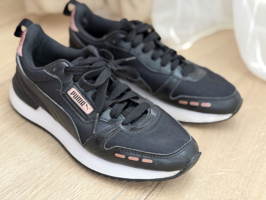Сникърси Puma.