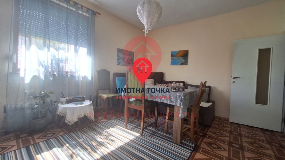 Масивна къща в Долнослав