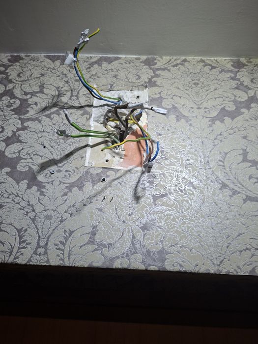 Electrician execut lucrari la case